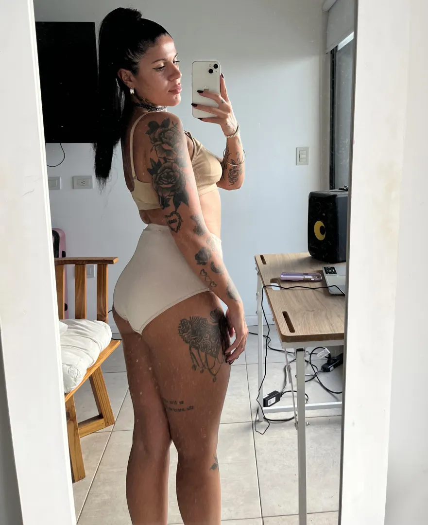 Me siento muy sexy con mis bragas de abuela posted by girlytattoo