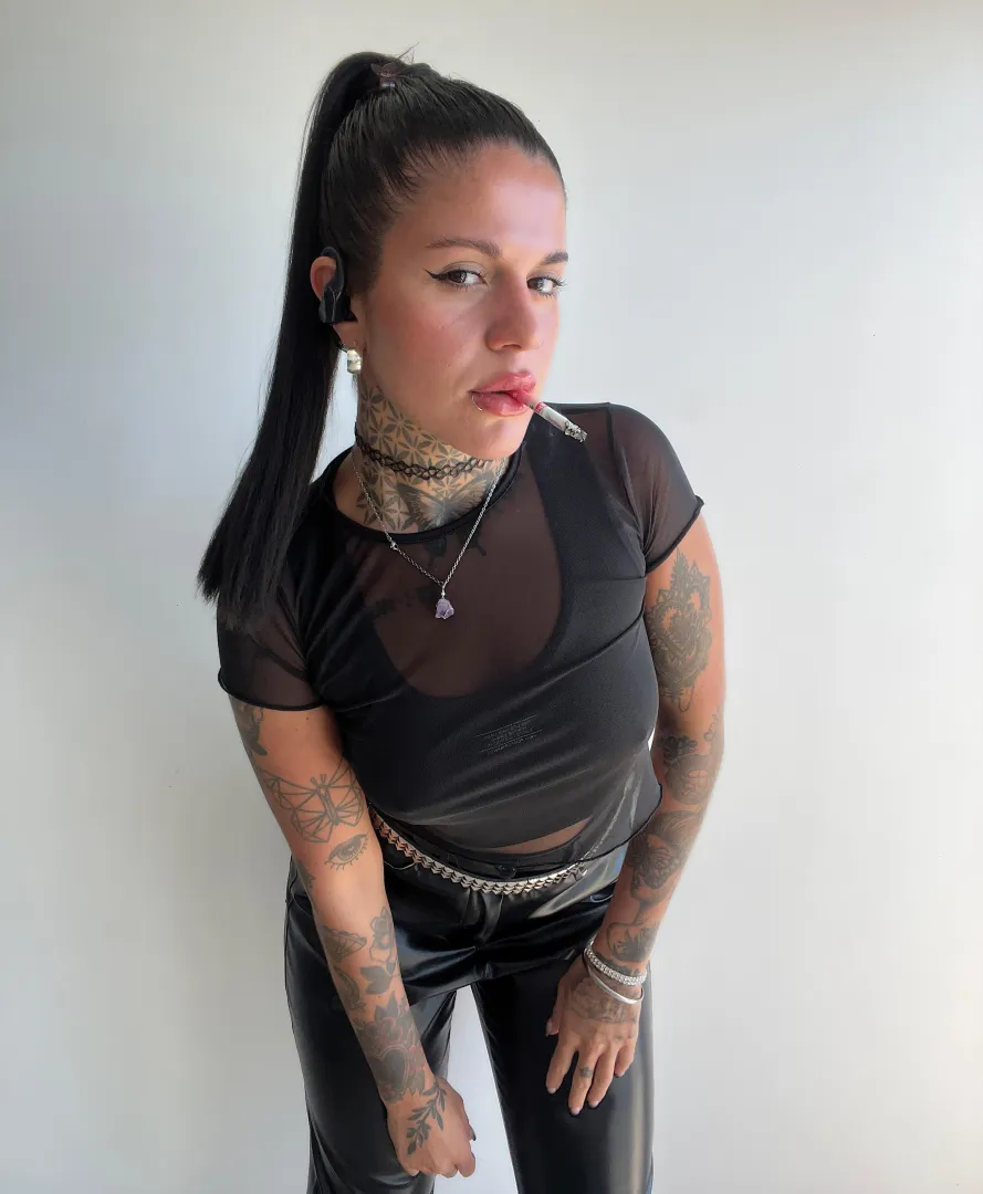 Me veo aún más sexy cuando el cigarrillo cuelga de mis labios posted by girlytattoo