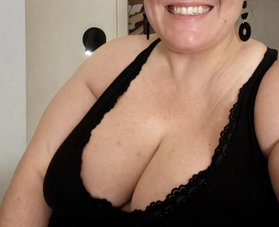 Meet Beautiful Rose. First time ever posting. Good comments, especially from the ladies…I might be able to talk her into more. posted by participati0ntr0phy