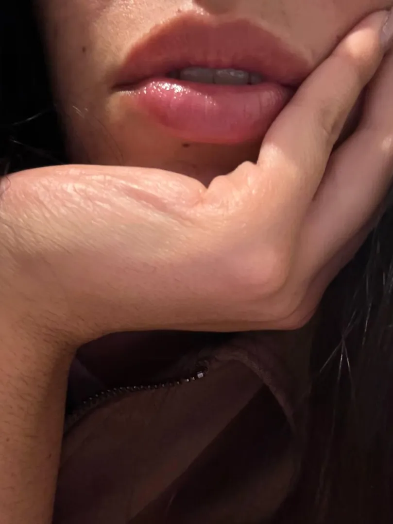 Meet my natural lips... posted by EllieHeatX