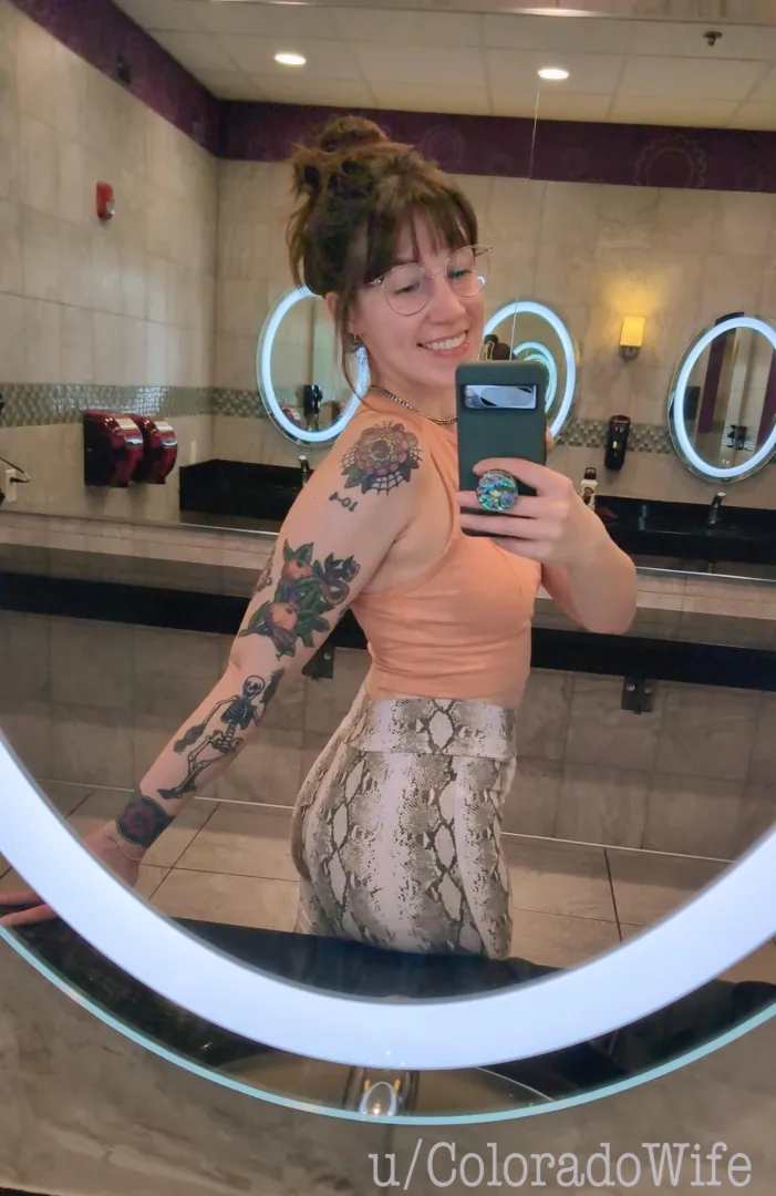 Messy hairbun at the gym posted by ColoradoWife