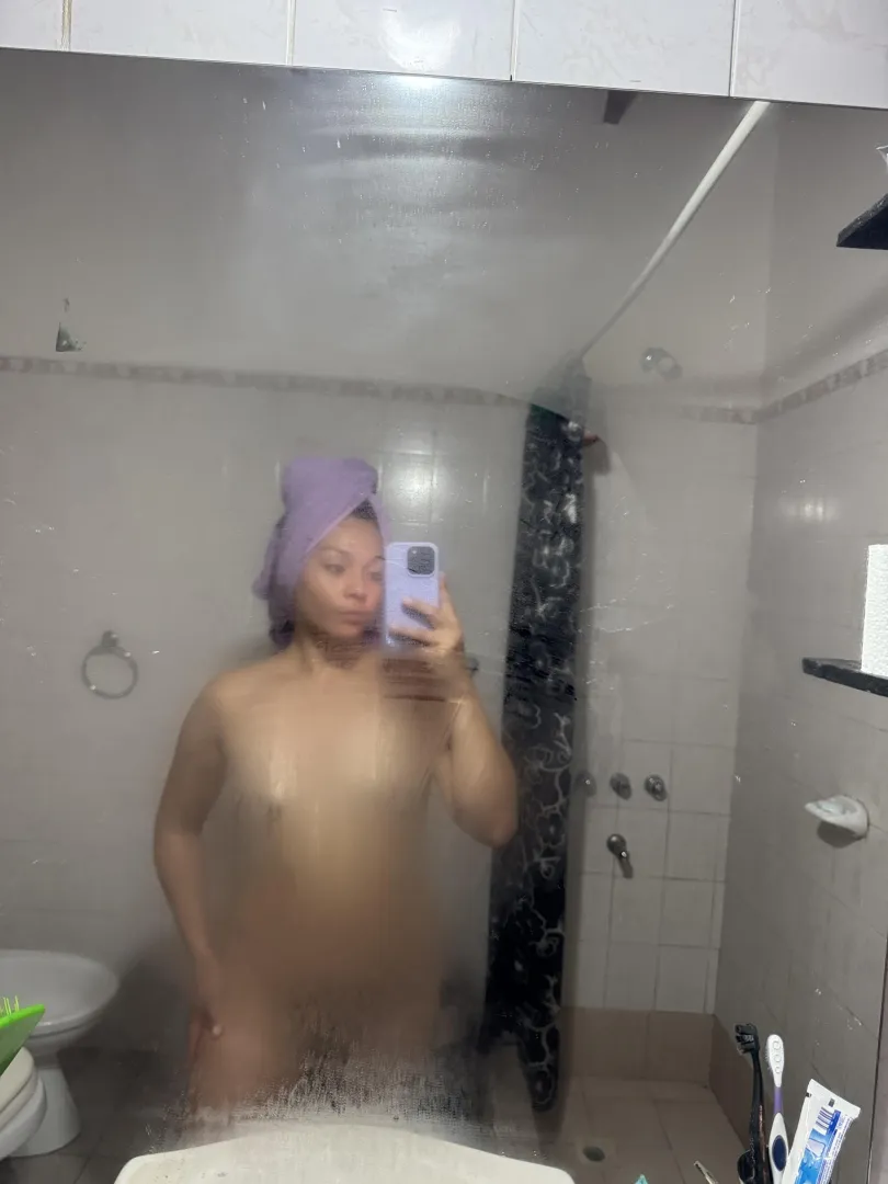 Mi asciughi o mi bagni? posted by Mia_Honey69