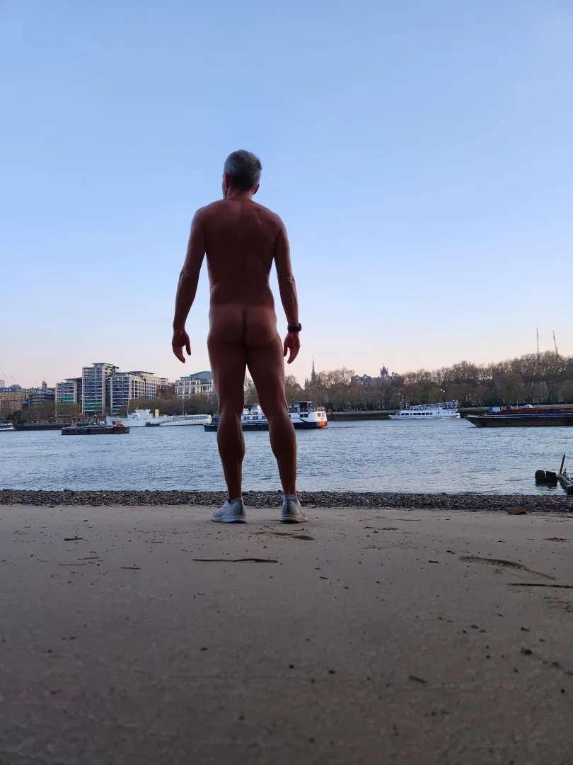 Mid run glow on the banks of the Thames. posted by publicnakedrun