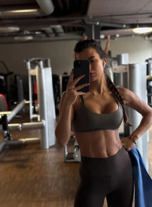 Mid workout selfie, rate my muscles on a scale of 1-10 by blondecutie1234