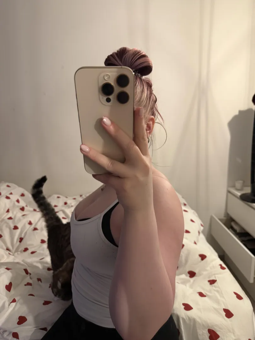 mieti ku cuddlattais ja kissa tulis meijä välii  posted by aleksandrax07