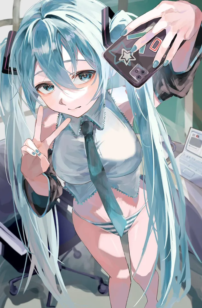 Miku taking a selfie [Vocaloid] (kaminn0629) posted by MartyrOfDespair