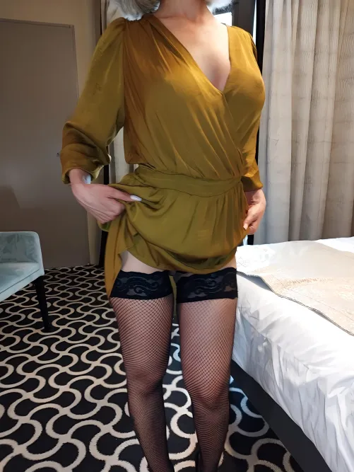 Milf  À votre avis, ai-je quelque chose en dessous ? 1 (oui) ou 2 (non). by tabatha-confidentiel