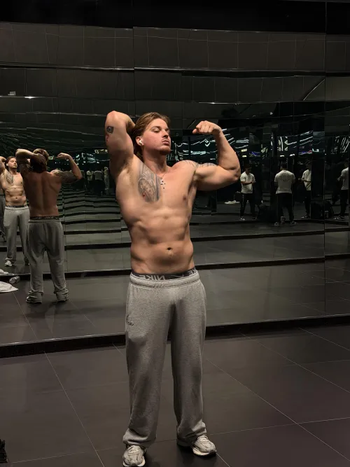 Mirror check after workout by thespicyrussian