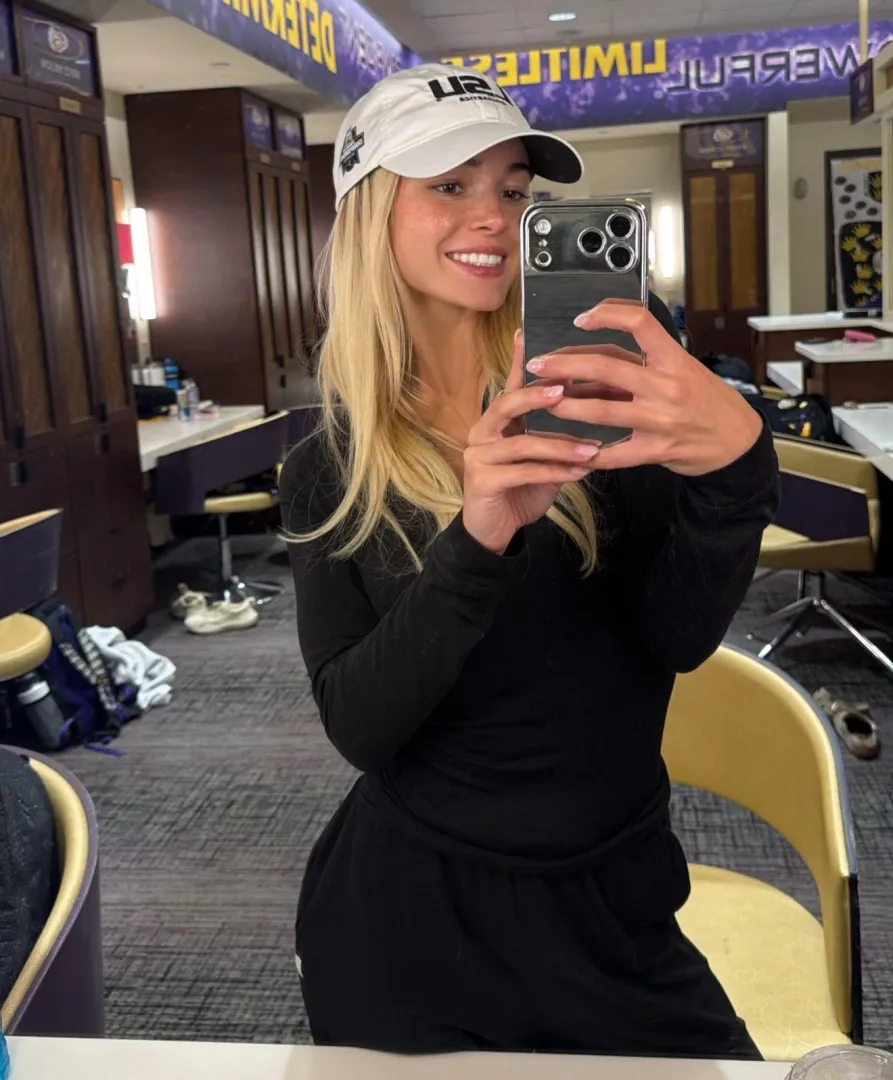 Mirror selfie - IG February 2026 posted by trixotica