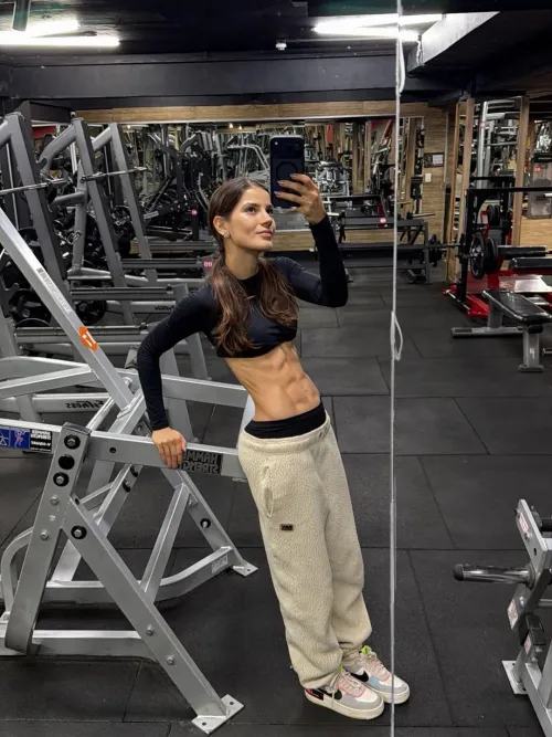 Mirror selfie in the gym by EchoOfEnnui