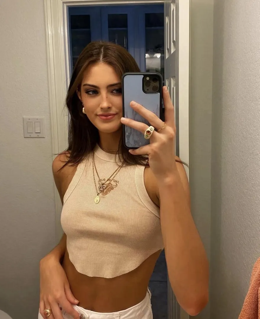 Mirror selfie posted by QueriousGorge