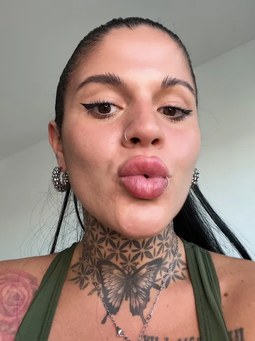 Mis labios podrían hacerte perder el control muy fácilmente by girlytattoo