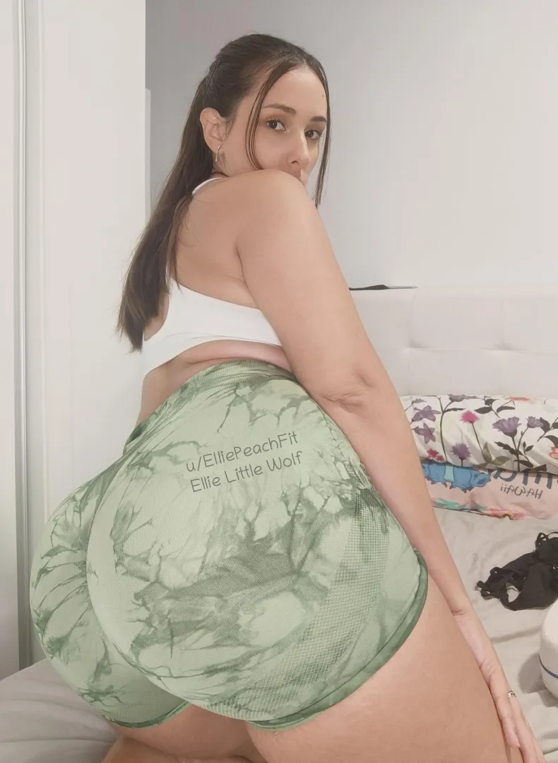 Mmm I love how hard you get when I trap your face and don’t let go posted by ElliePeachFit