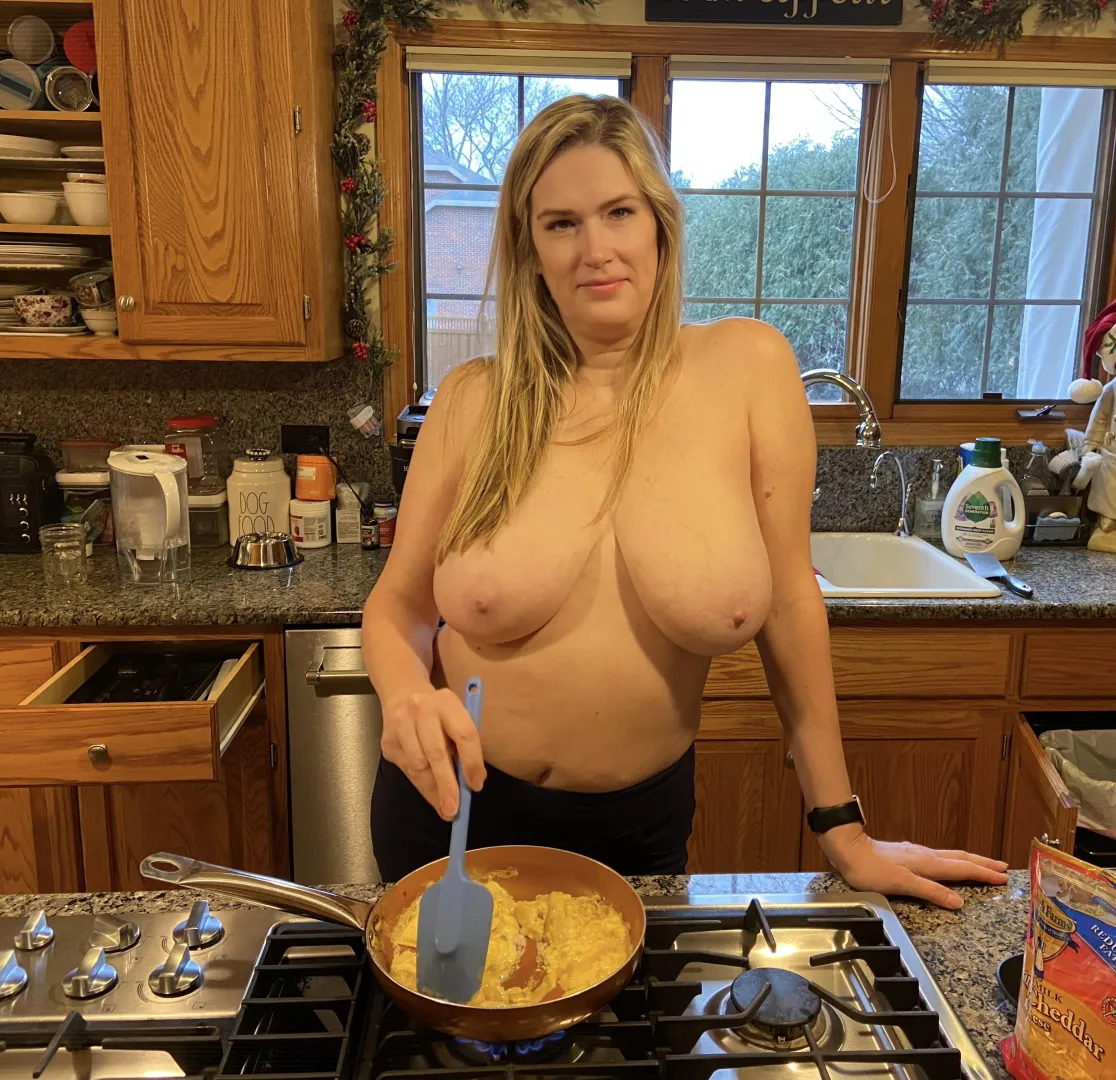 Momma wants to cook something up for you posted by SerenaSlade40DDD