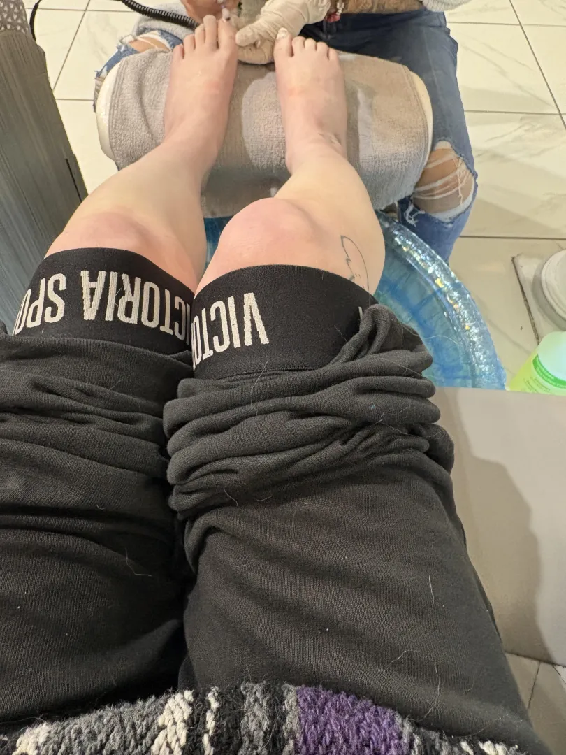 mommy just got her nails and toes redone.. ofc you’re paying  posted by findom_queenbee