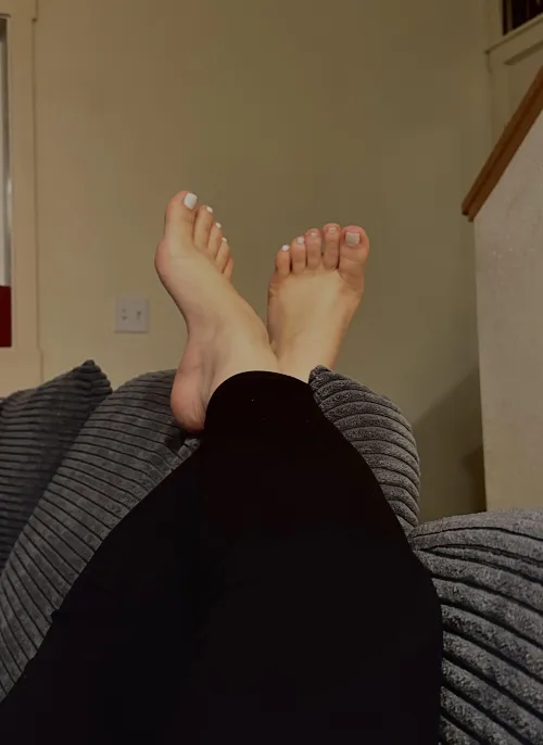 Mommy’s little milf feet need some love! by mommysfeetxo