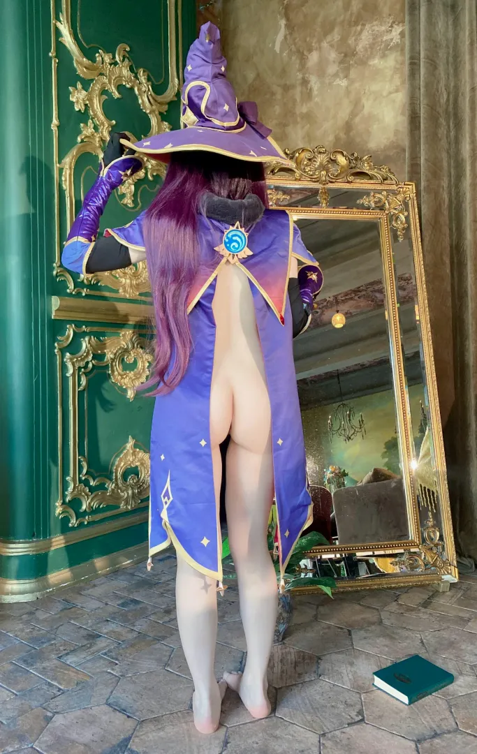 Mona's star predications says you keep gazing at her butt crack [F] posted by KindBunny0