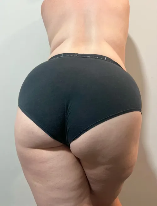 Monday Milf Butt. DMs open today for custom enquiries. by AllyCat0085