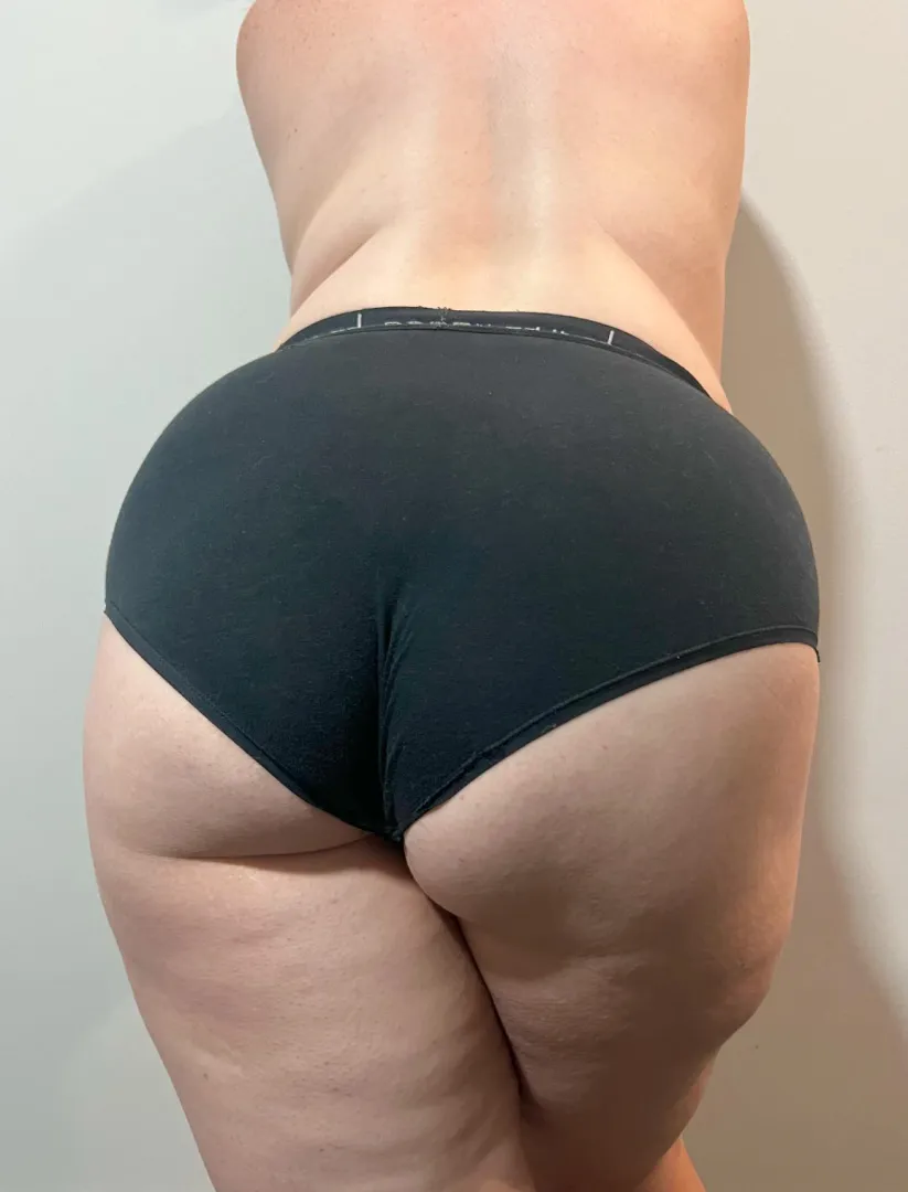 Monday Milf Butt. DMs open today for custom enquiries. posted by AllyCat0085