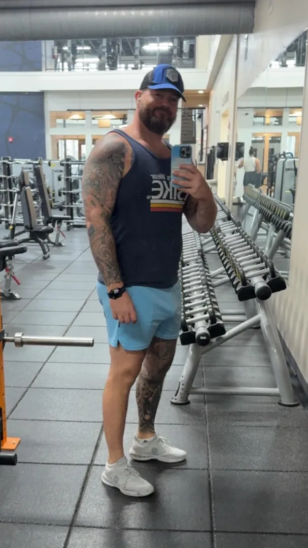 Monday morning dad bulge posted by Confident-Tea-6633