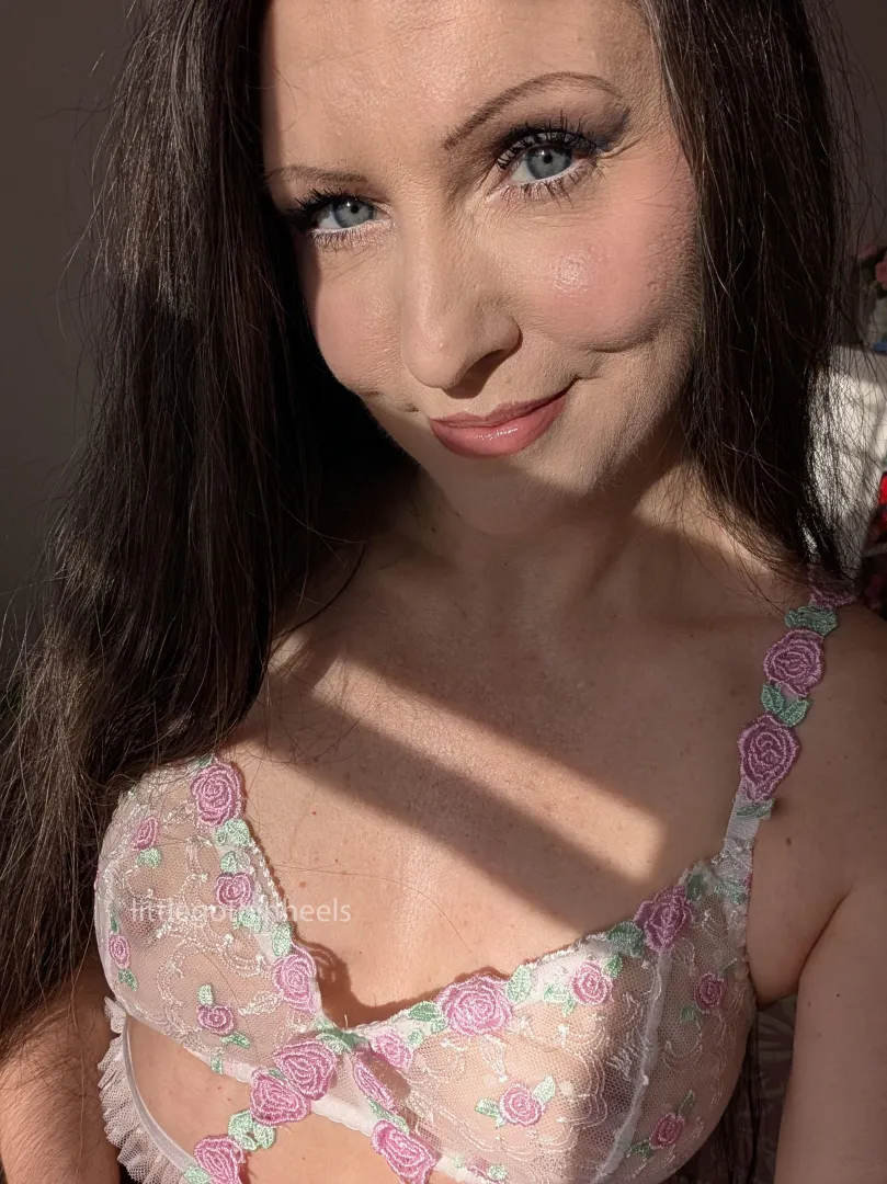 Morning selfie in the warm sunstripes posted by littlegothinheels