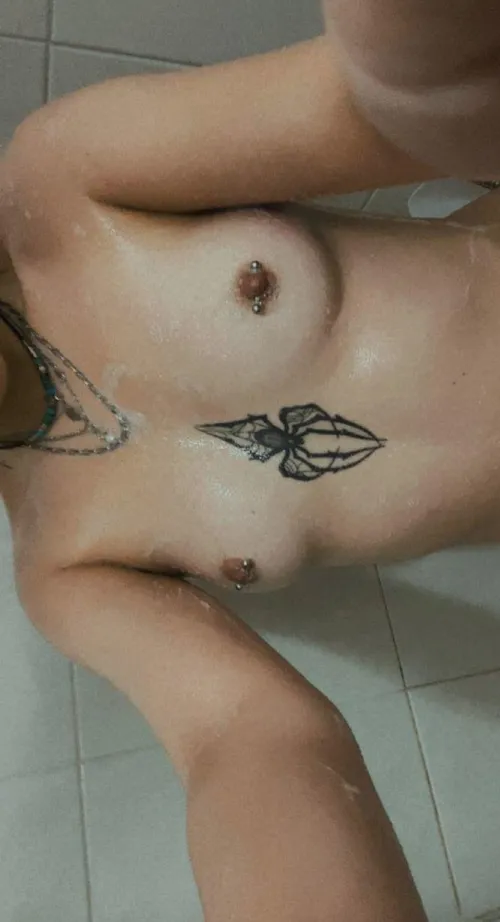 Mouillé et rasé, qui est chaud pour baiser by apcheese