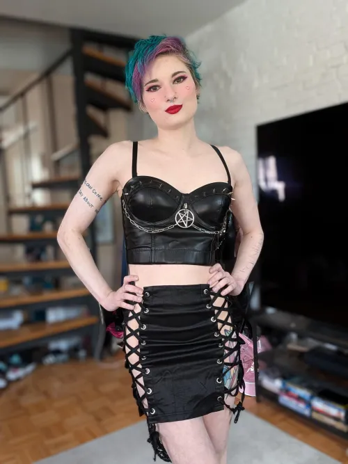 Moving is hard and expensive work... while I catch up on filming customs, you should snag a Dropbox of mine while I'm feeling generous. Masturbation videos, feet videos, smoking videos, BG videos, and more   [Selling] by vampirepriestpoison