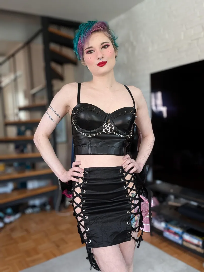 Moving is hard and expensive work... while I catch up on filming customs, you should snag a Dropbox of mine while I'm feeling generous. Masturbation videos, feet videos, smoking videos, BG videos, and more   [Selling] posted by vampirepriestpoison