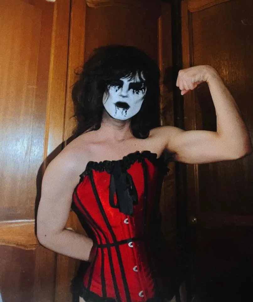 Muscles and a corset are a good pair posted by Sir_Reigna_Mortem