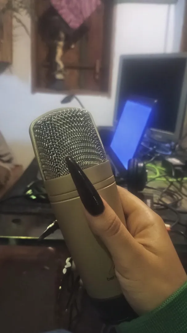 Music and long nails posted by abeejhitahoney