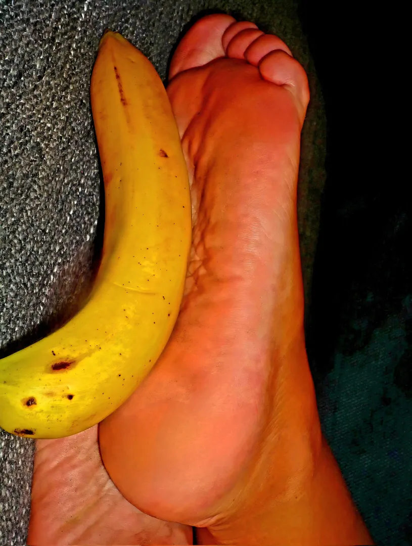 My arch fits the curve of this banana perfectly, what do you think? posted by misskatefeet1