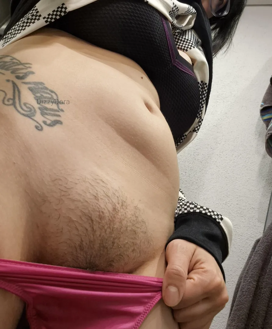 My belly and my bush posted by DizzyDora_