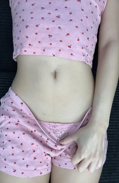 My belly button will catch your eye even if you’re just walking by by Dreamy_Emi