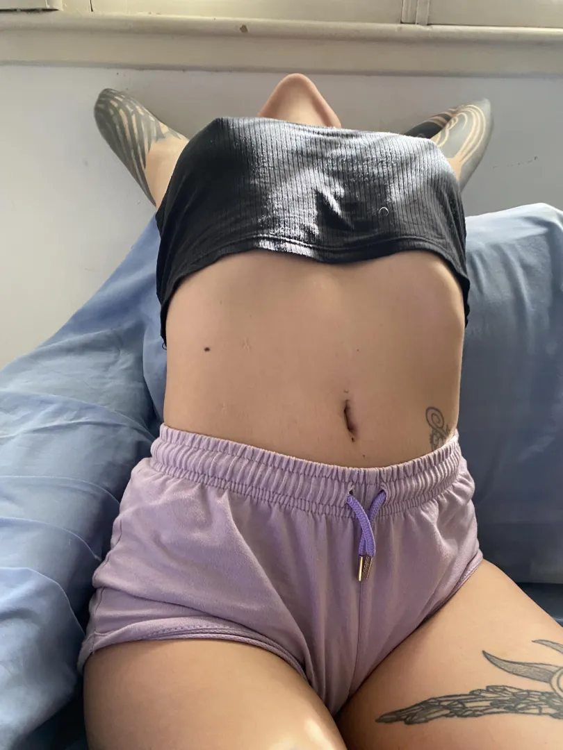 My bellybutton needs atention posted by sindelhaze