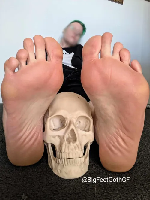 My big goth feet > your tiny head by BigFeetGoth_GF