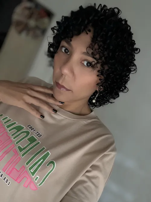 My big-nosed girl hypnotizes you… the more you look at her, the weaker you become by adricurly