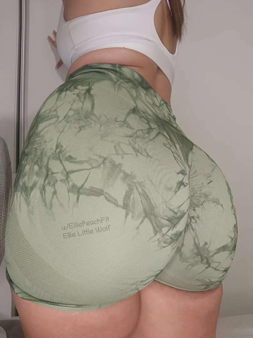 My college gym mirror doesn’t lie.. this ass is getting out of control and I love it posted by ElliePeachFit