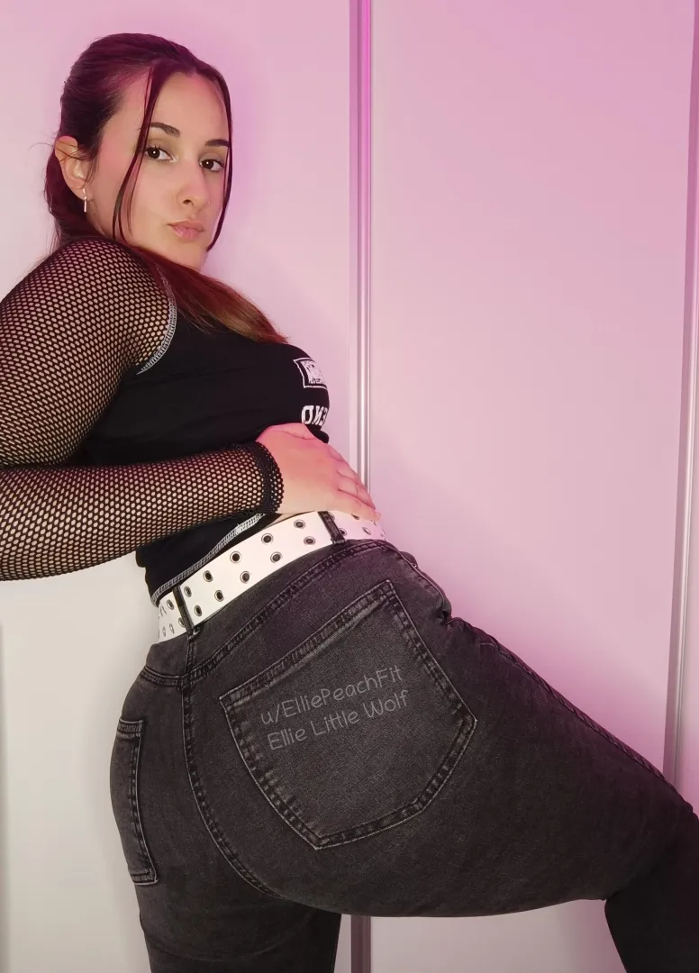 My college jeans are fighting for their life against this dump truck I’m carrying posted by ElliePeachFit