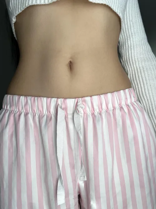 My cozy sweater is very cropped by Dreamy_Emi