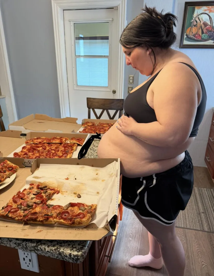 My doctor says 3 pizzas a day at 26 is the reason I’m obese… What do you guys think? ‍♀️❤️ posted by preppyandplump