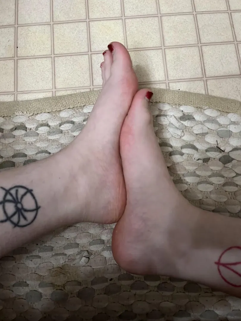 My feet are just so cute posted by Th33vilon3