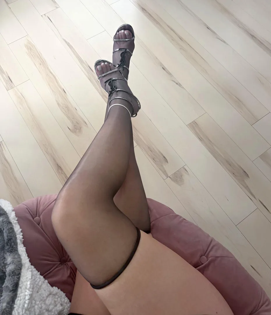 My feet deserve the world. posted by MissKKxoxo