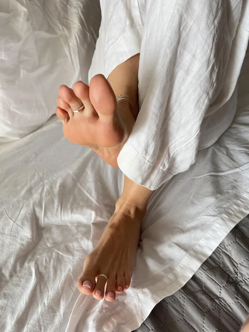 My feet deserve your full devotion posted by prettyevilx