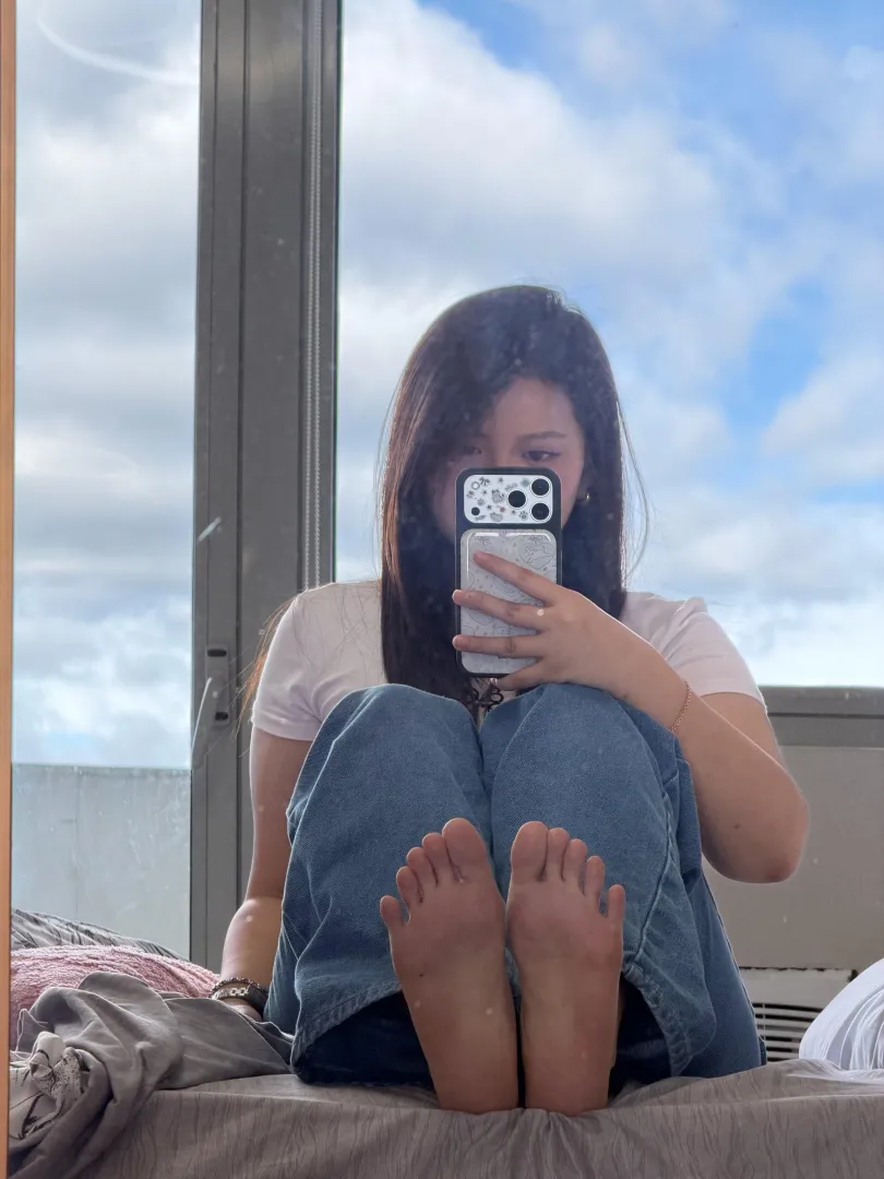 my feet got you acting broke again :3 posted by tomimie14