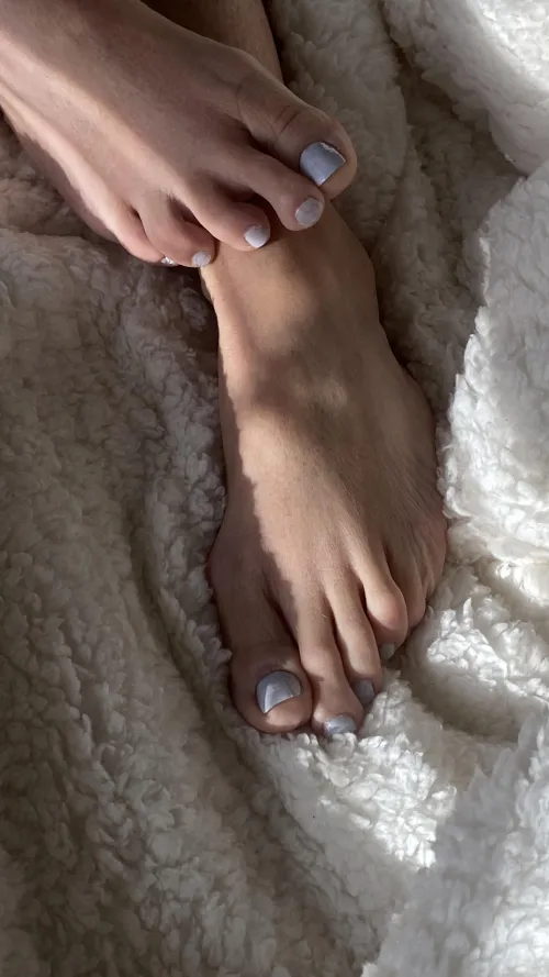 My feet loving the sunlight by xoxokasey