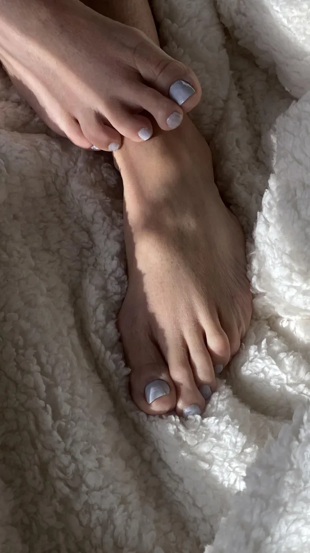 My feet loving the sunlight posted by xoxokasey