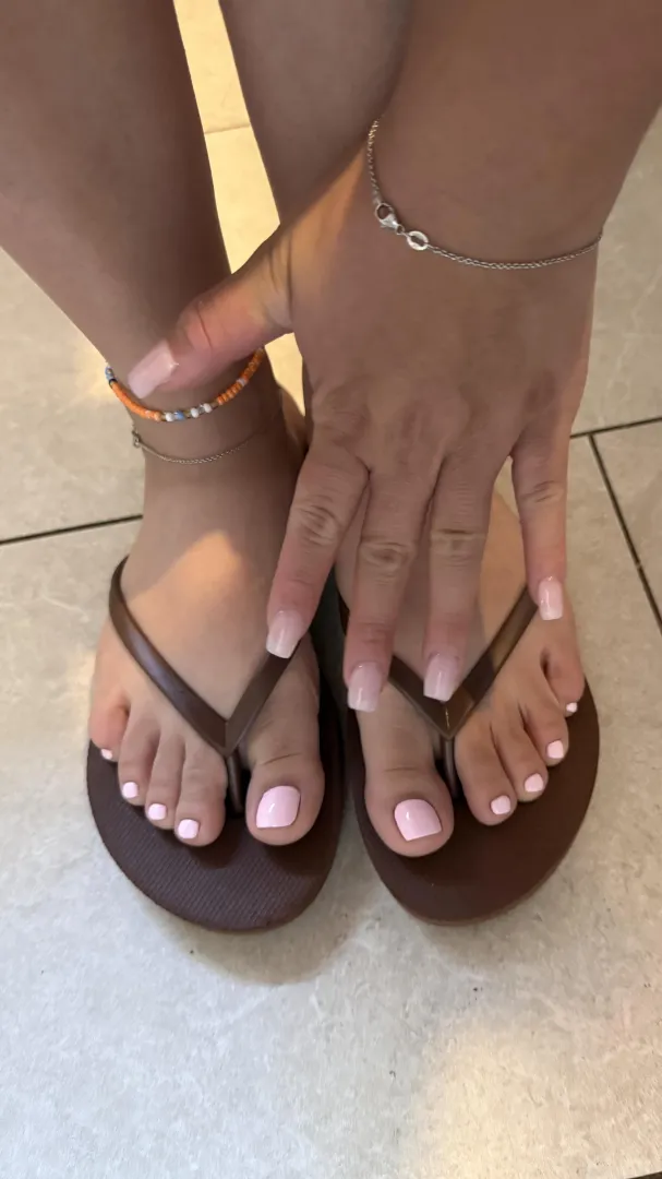 my girlfriend’s anklets posted by Thick-Bumblebee9253