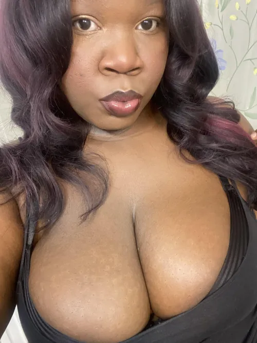 My glossy lips are addicting. by toesbychrissy