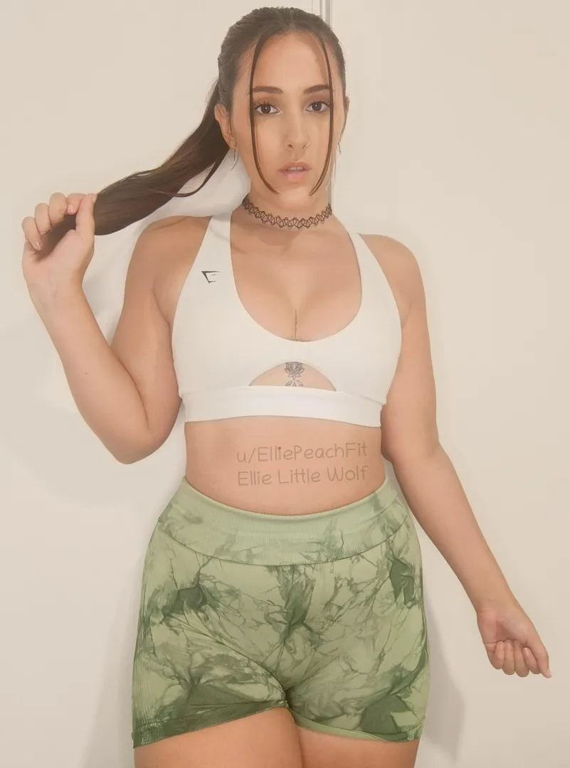 My gymshark top is barely surviving this booty todayy posted by ElliePeachFit