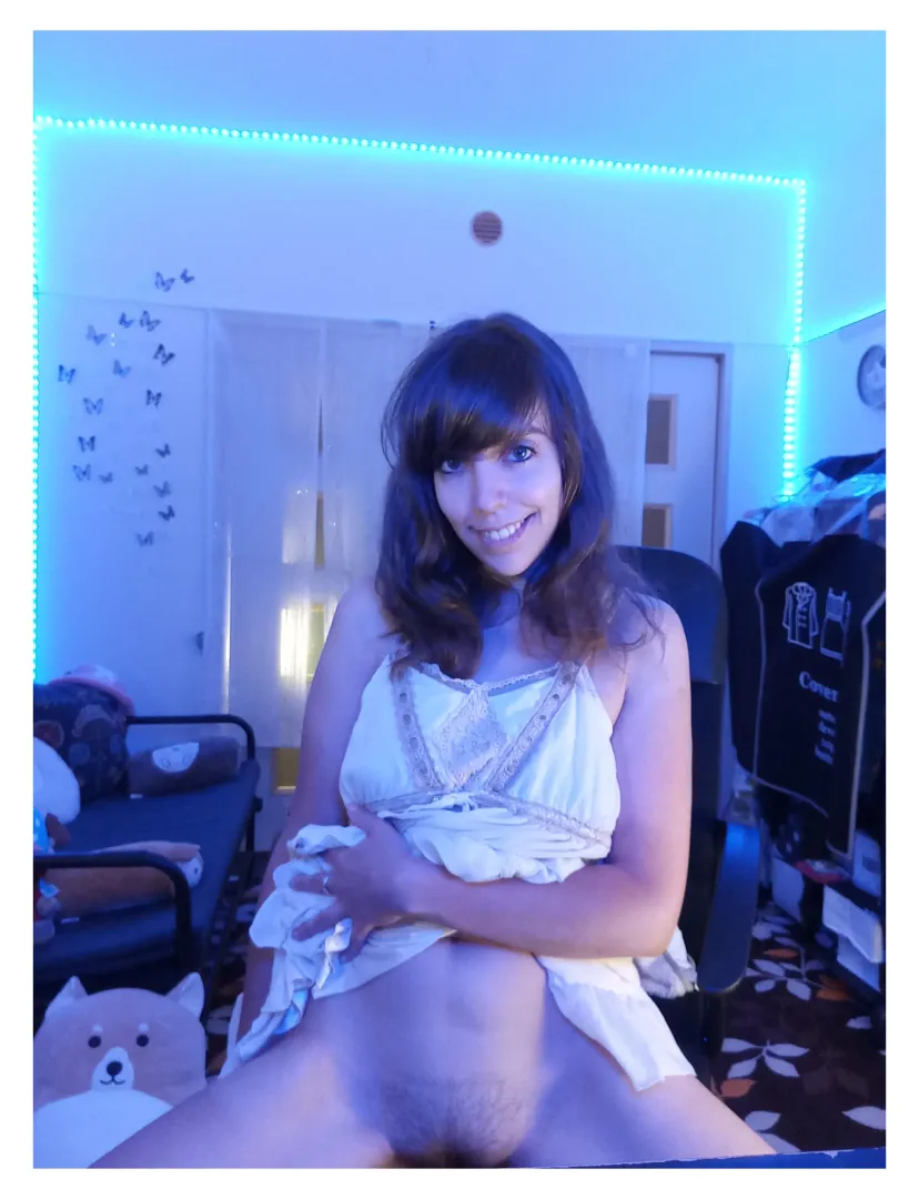 my hairy pussy is shy. posted by amy__chan